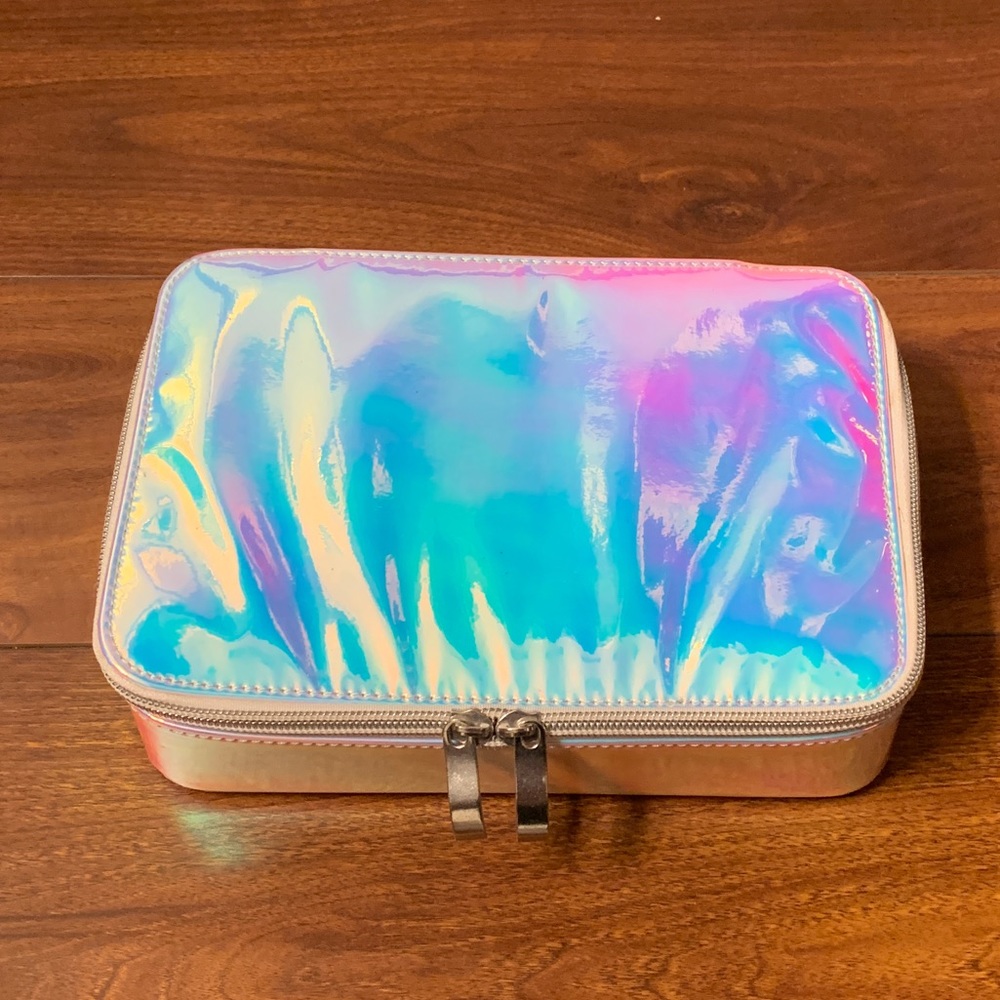 Holographic jewelry travel case